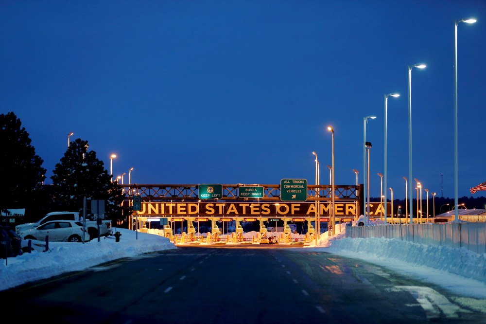 Image: The border crossing into the United States from Lacolle, Canada, in 2017.