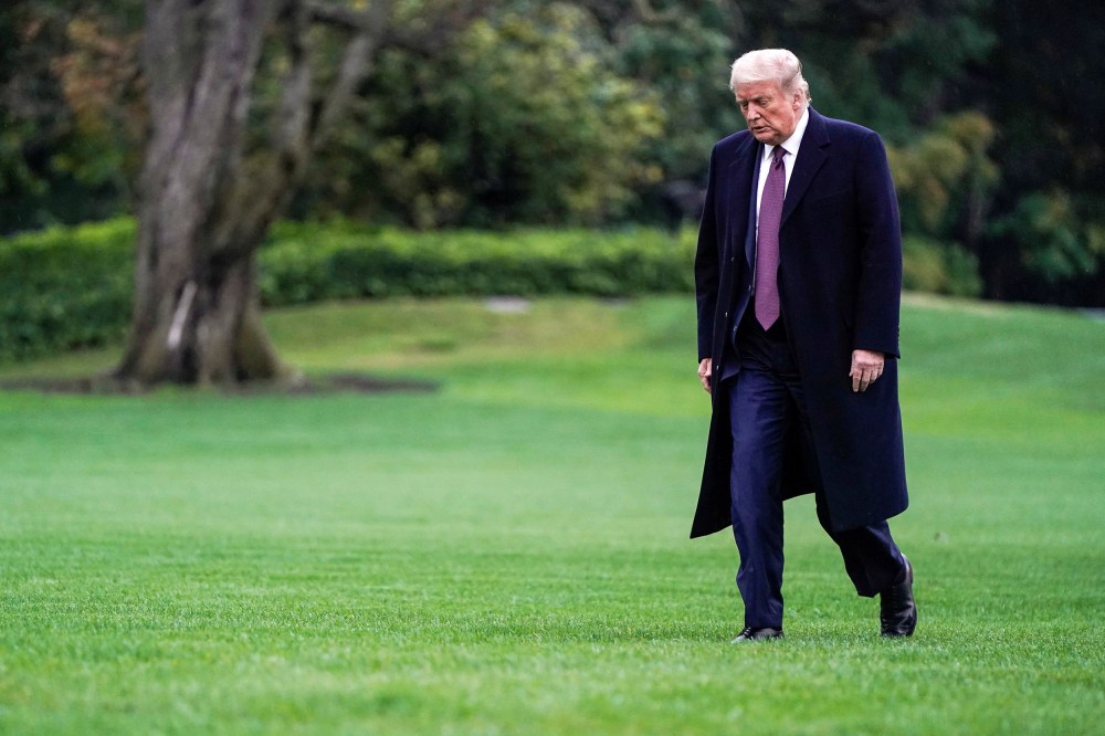Image: President Donald Trump walks from Marine One as he returns from Bedminster, New Jersey, on the South Lawn of the White House