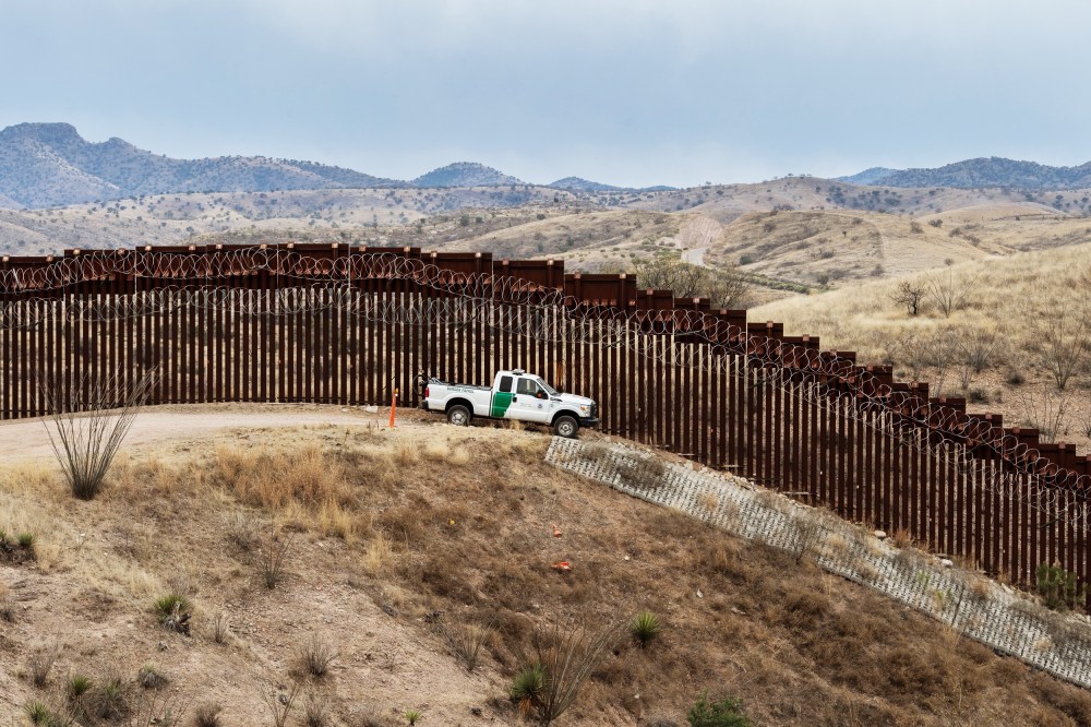 TOPSHOT-US-MEXICO-BORDER-FENCE