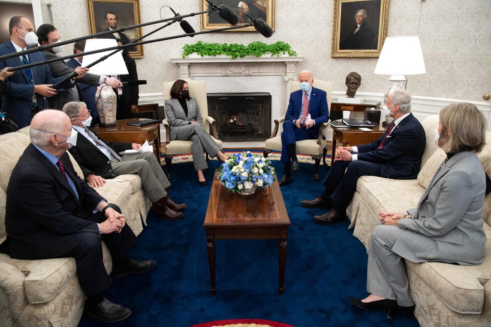 Image: Meeting on infrastructure investment at the Oval Office of the White House in Washington