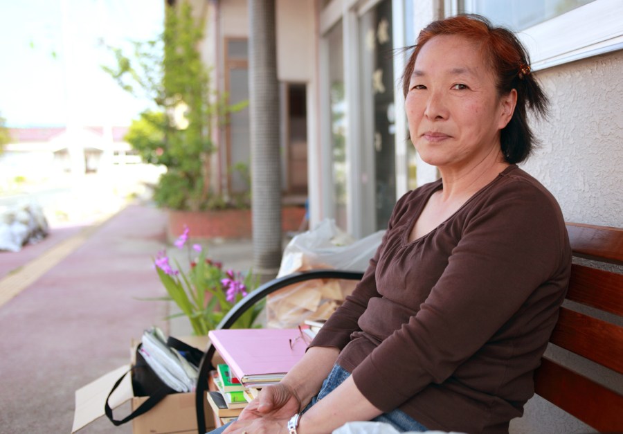 Hotel owner Tomoko Kobayashi is slowly emptying her former business and residence of keepsakes. In the meantime she has her hands full chasing out stray cats and cleaning up after an uninvited boarder left empty bottles of liquor scattered in an...