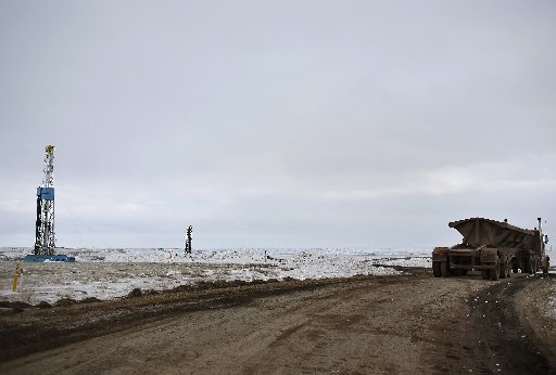 An oil derrick is seen at a fracking site for extracting oil outside of Williston, North Dakota March 11, 2013. (REUTERS/Shannon Stapleton)