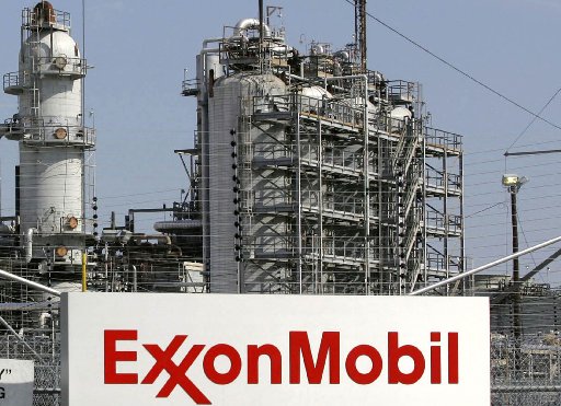 A view of the Exxon Mobil refinery in Baytown, Texas in this September 15, 2008 file photo.  About 30 percent of shareholders of both Exxon Mobil Corp and Chevron Corp backed calls for more disclosure surrounding their use of hydraulic fracturing May...