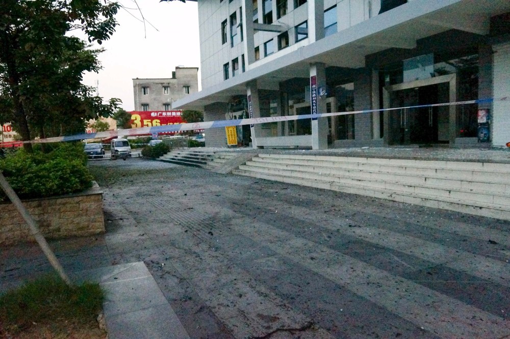Police cordon off an area near a hospital after explosions hit Liucheng county, Guangxi Zhuang Autonomous Region, China, on Sept. 30, 2015. (Photo by Reuters)