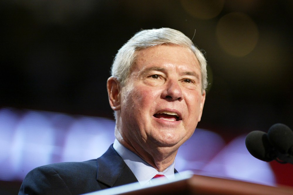 Sen. Bob Graham (D-FL) addresses the third session of the De