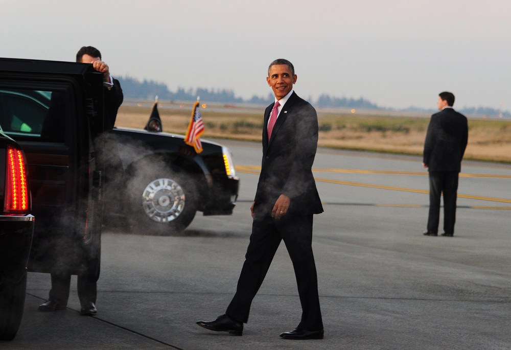 US President Barack Obama arrives at Seattle-Tacoma International Airport, Nov. 24, 2013.