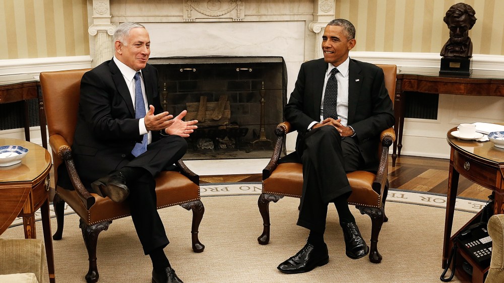 U.S. President Barack Obama (R) meets with Israeli Prime Minister Benjamin Netanyahu (L) in the Oval Office of the White House October 1, 2014 in Washington, DC.