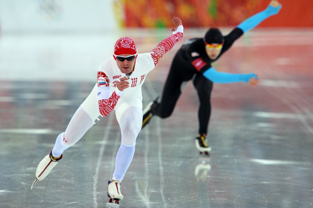 Russia's Yevgeny Seryayev (L) and US Emery Lehman compete in the Men's Speed Skating 10000m, Feb. 18, 2014.