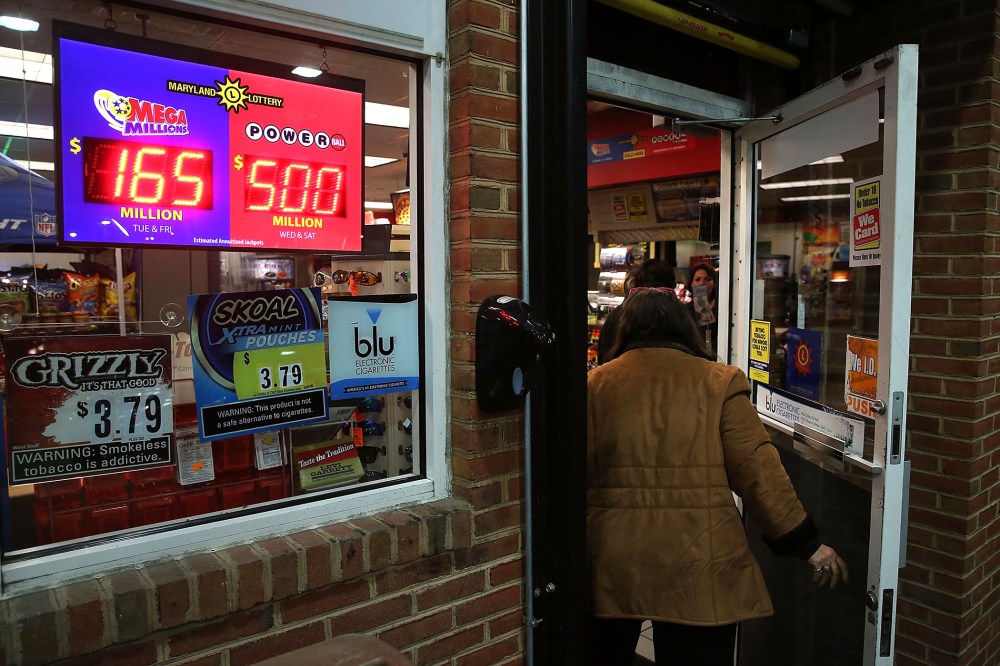 A sign shows the Powerball amount has climbed to 500 million dollars at the BP gas station, Jan. 6, 2015 in Dunkirk, Md. (Photo by Mark Wilson/Getty)