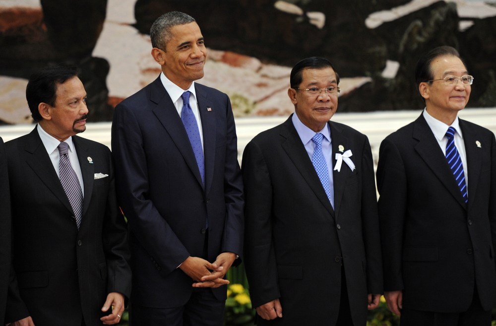 US President Barack Obama (2nd L) stands with Brunei's Sultan Hassanal Bolkiah (L), Cambodian Prime Minister Hun Sen (2nd R) and Chinese Prime Minister Wen Jiabao (R) for a family picture ahead of the 7th East Asia Summit in Phnom Penh on November 20,...