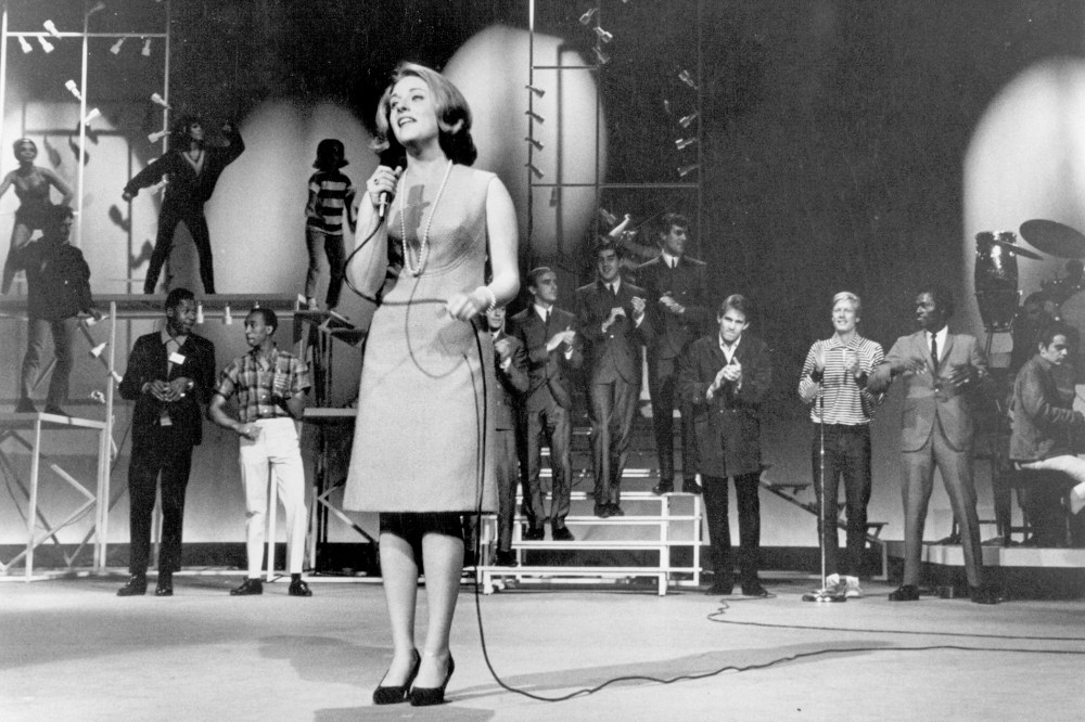 Leslie Gore, performing in 1970.