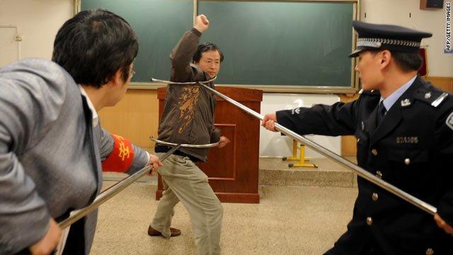 Demonstrating a defense against a knife- or hammer-wielding attacker in China.