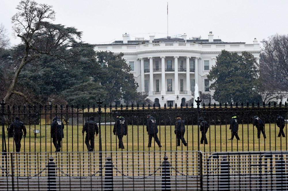 Secret Service officers search the south grounds of the White House in Washington, D.C., Jan. 26, 2015. (Photo by Susan Walsh/AP)