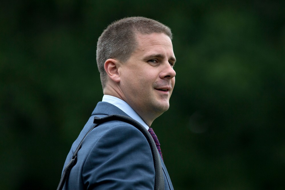 White House Press senior adviser Dan Pfeiffer, walks across the South Lawn of the White House to board Marine One, Aug. 6, 2013, in Washington, D.C. (Photo by Carolyn Kaster/AP)
