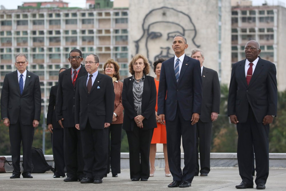Back dropped by a monument depicting Cuba's revolutionary hero Ernesto "Che" Guevara, U.S. President Barack Obama and other members of the U.S. delegation stand during a ceremony at the Jose Marti Monument in Havana, Cuba, Monday March 21, 2016.