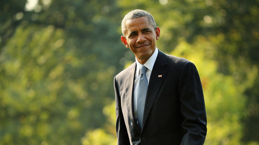 President Barack Obama waves to reporters after returning to the White House on board Marine One September 3, 2015 in Washington, DC. (Photo by Chip Somodevilla/Getty)