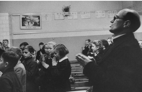 Prayer in school, 1956 (Photo by Lisa Larsen/Time Life Pictures/Getty Images).