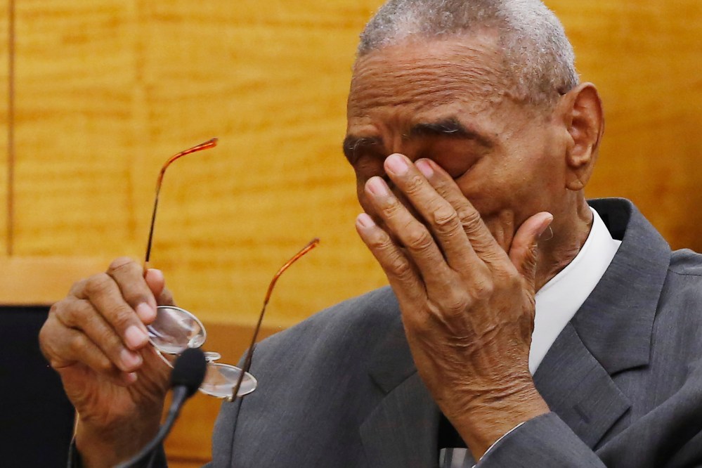 Paul Gatling wipes away tears as a Brooklyn Supreme Court judge exonerates him, May 2, 2016 in New York. (Photo by Mark Lennihan/AP)