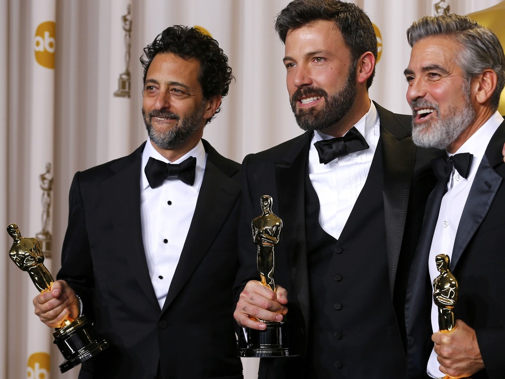 The producers of "Argo, the winner for best picture, Grant Heslov, Ben Afleck (C) and George Clooney (R), pose with their awards backstage at the 85th Academy Awards in Hollywood, California, February 24, 2013.    REUTERS/Mike Blake (UNITED STATES  -...