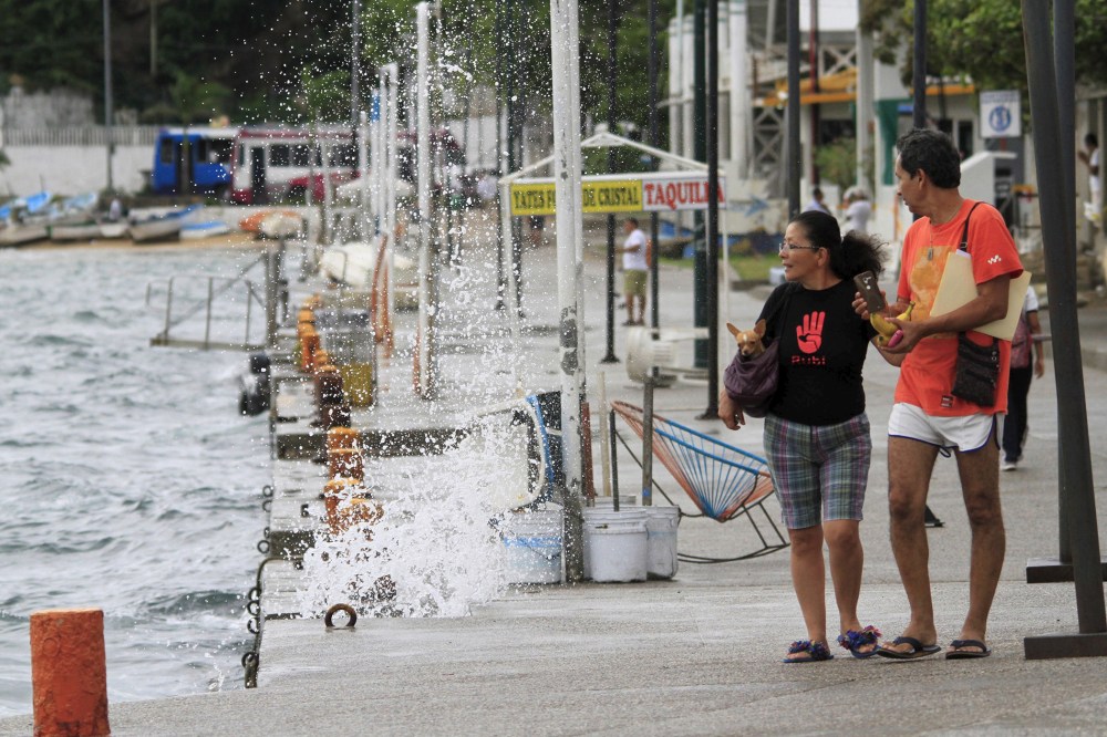 Waves hit the shore in Acapulco, Oct. 22, 2015. Hurricane Patricia strengthened to an "extremely dangerous" Category 4 on Thursday as it churned toward Mexico's Pacific coast, the U.S. National Hurricane Center said. (Photo by Claudio Vargas/Reuters)