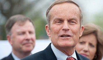 Akin clinging to his Senate bid