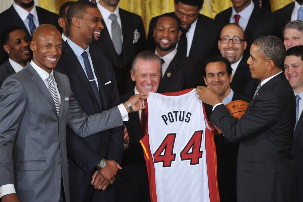 Image: US-POLITICS-NBA-OBAMA-HEAT