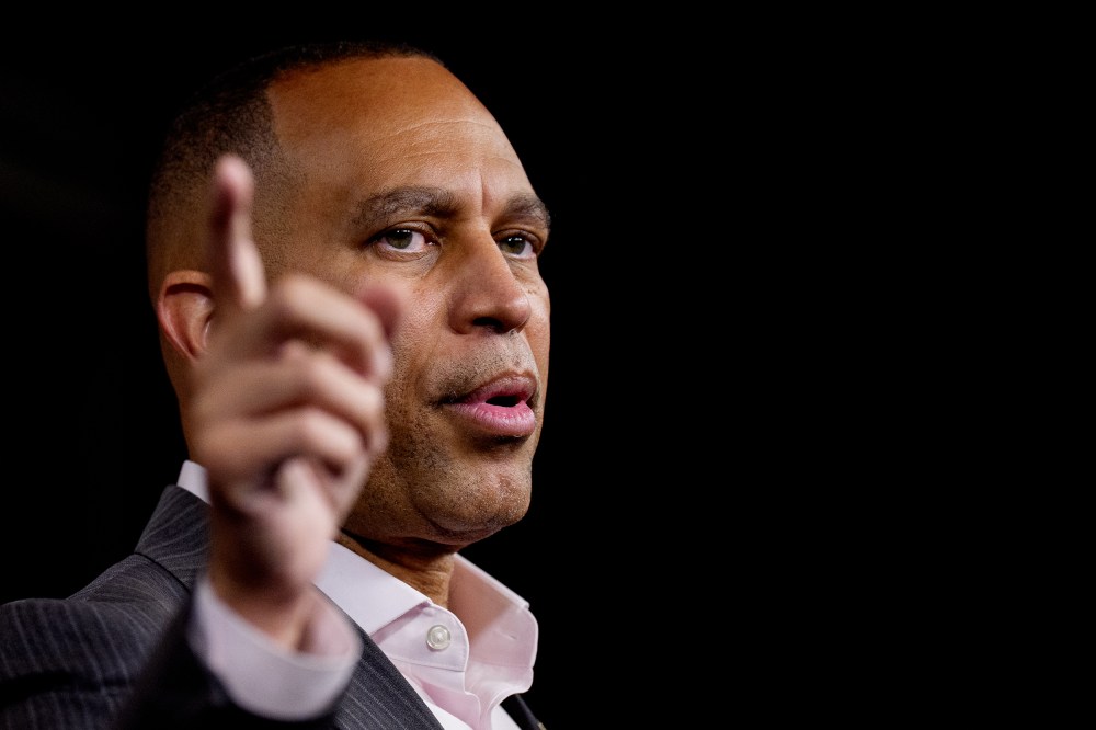Hakeem Jeffries wags his finger.